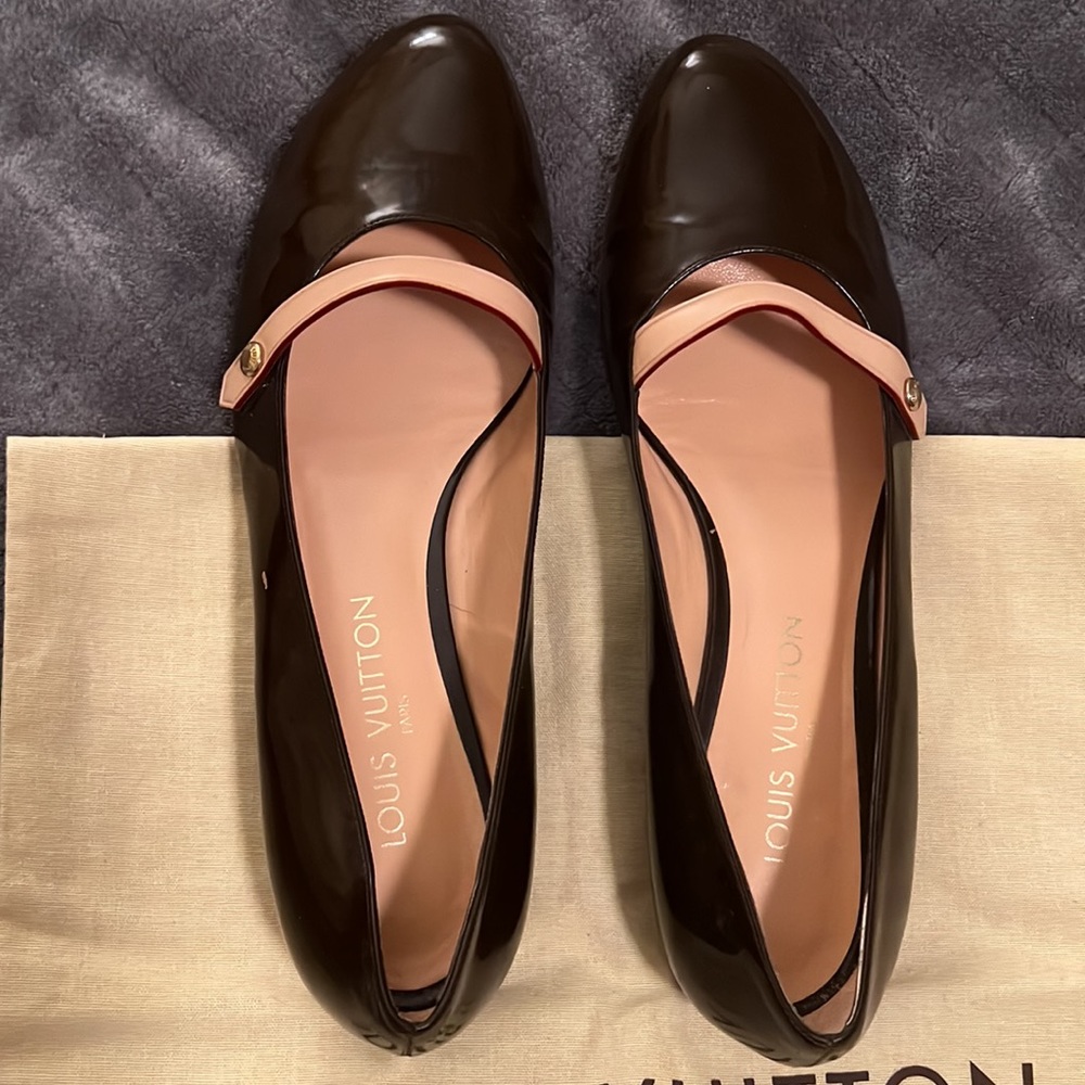 Louis Vuitton Patent Leather Flats with Pink Strap - Picture 5 of 11